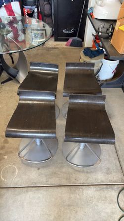 4 Hydraulic barstools