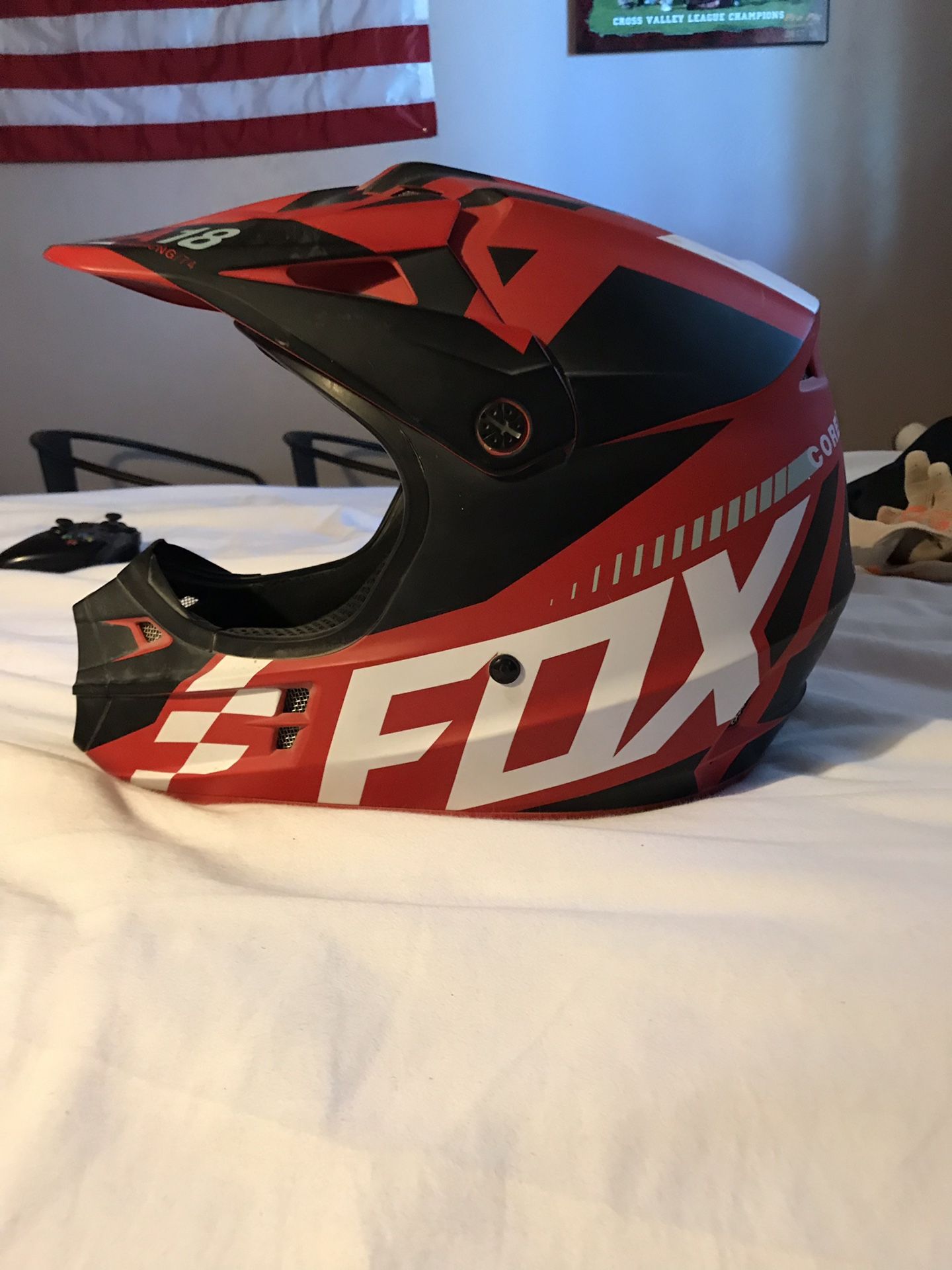 FOX V1 DIRT BIKE HELMET FA18 MODEL SIZE M