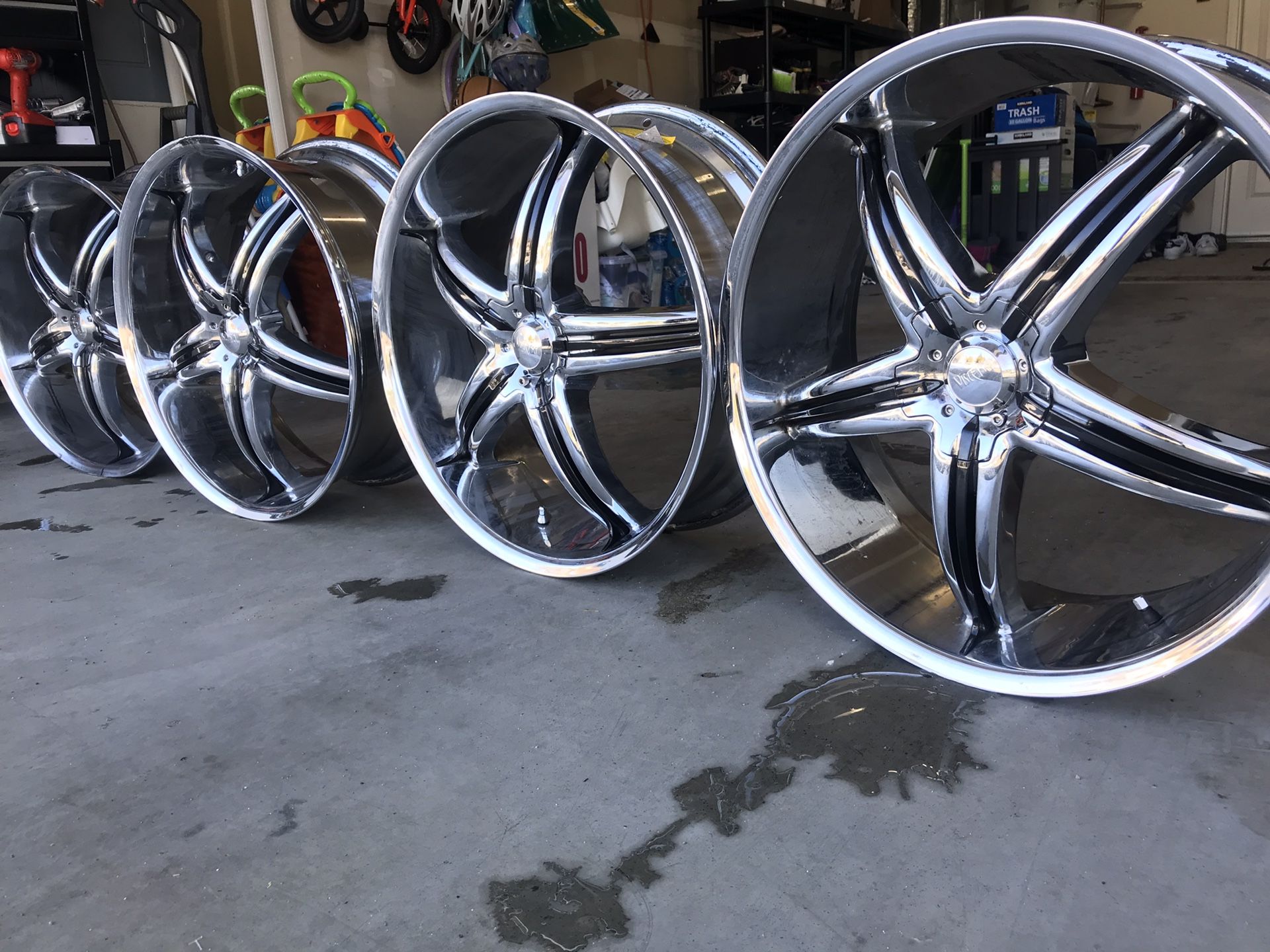 22’ viscera VSC 770 chrome w/ black cap wheels