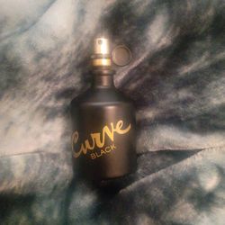 This Perfume is full and doesn't smell that bad este perfume está lleno y Olo rico.