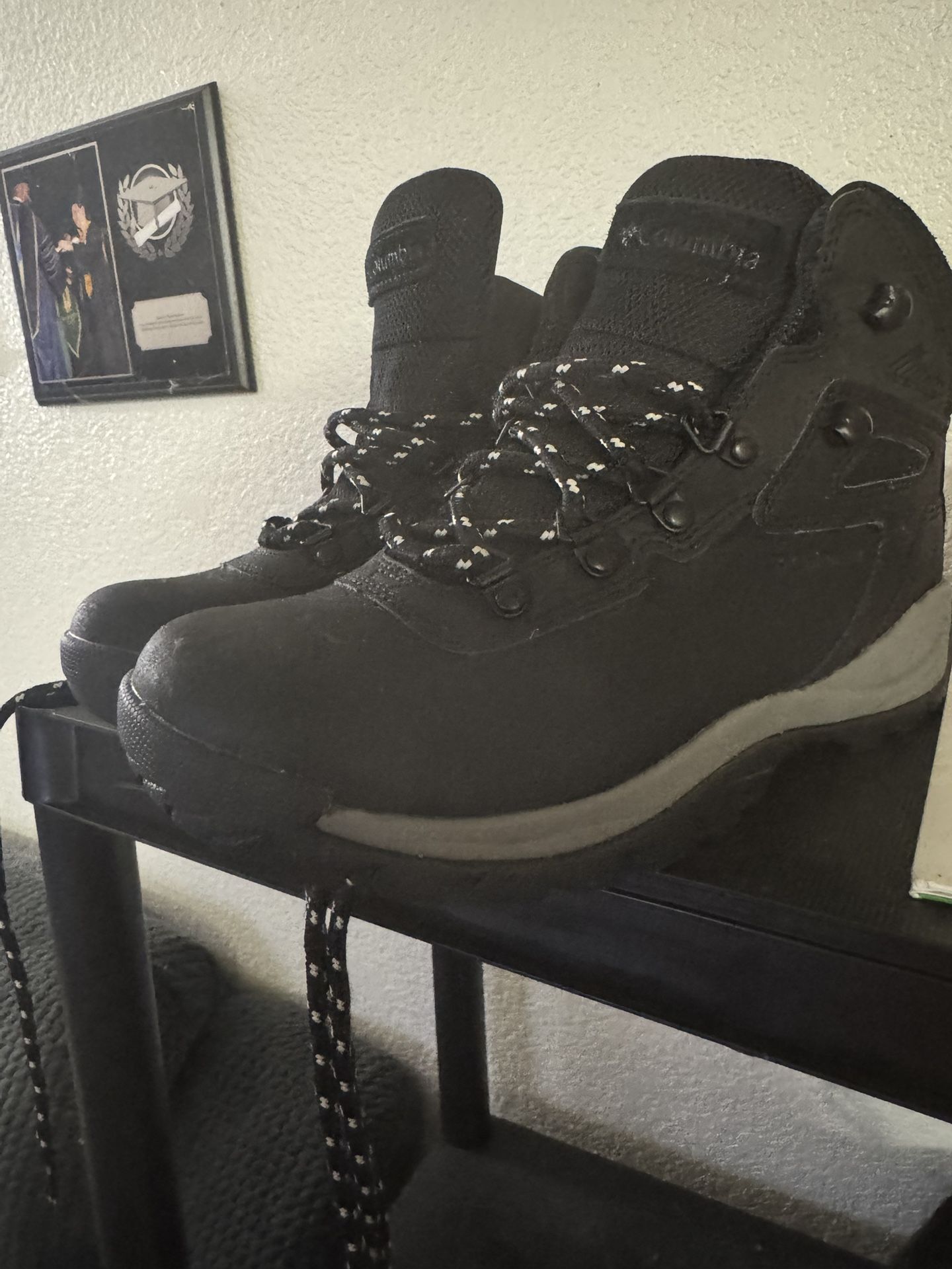 Columbia Woman Hiking Boots Size 8