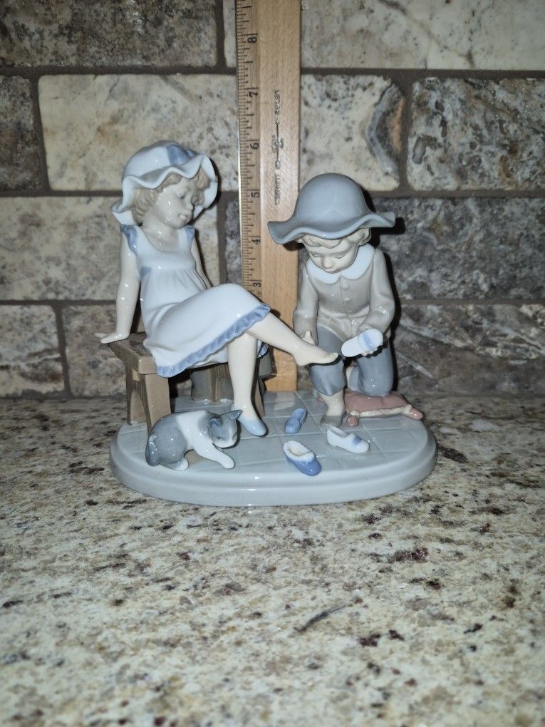 Lladro Figurine #5361, Girl/Boy/Cat