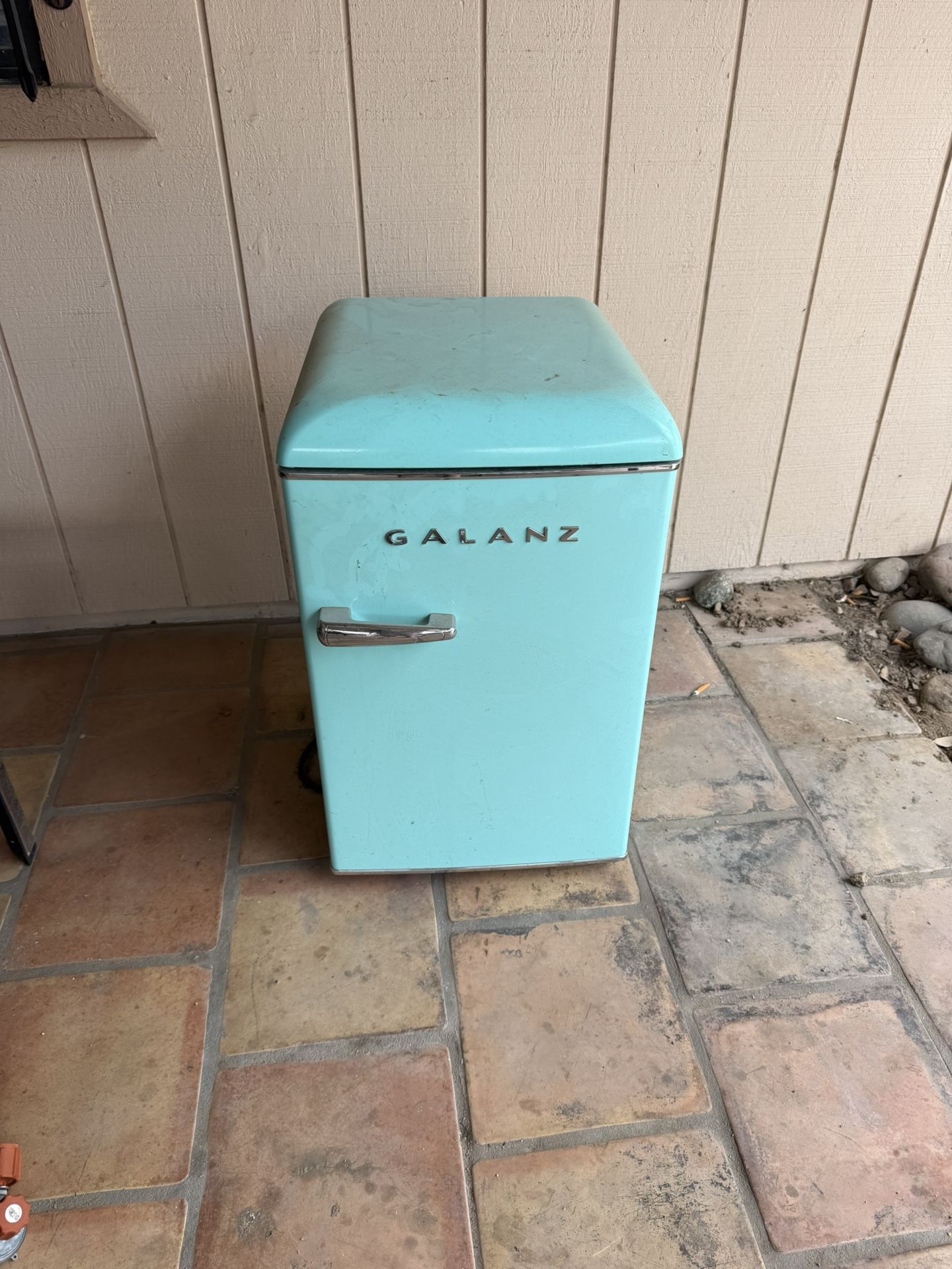 Galanz Retro-Style  Mini Fridge 