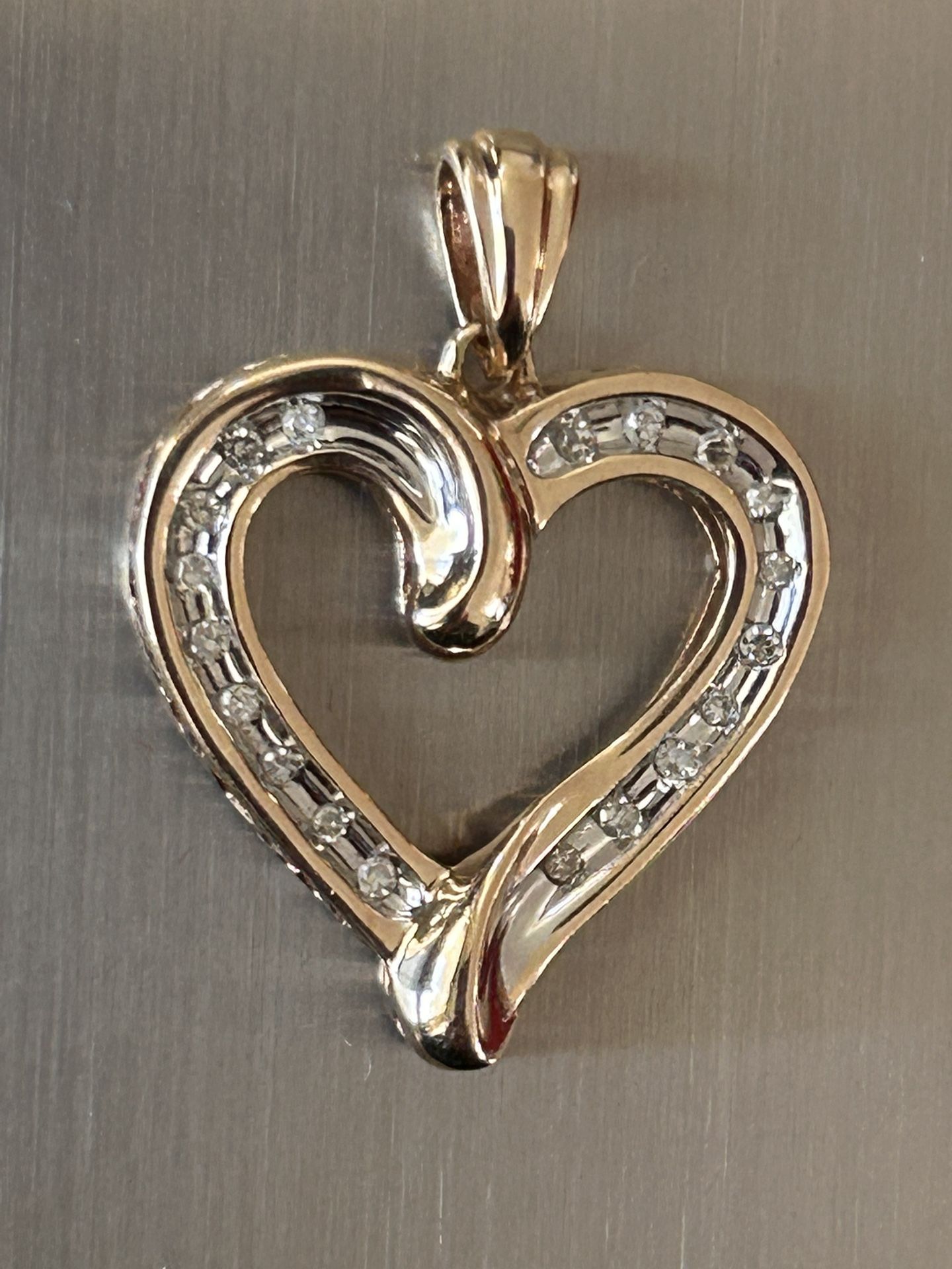 14k Gold Heart Pendant With Clustered Diamonds. 2.5g.