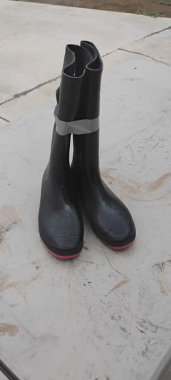 WOMAN/GIRL  7 -7 1/2  RAIN/SNOW BOOTS