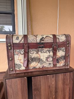 Via Vee World Classic Decorative Trunk Chest