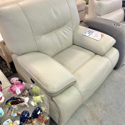 Like New Cindy Crawford Leather Electric Recliner 