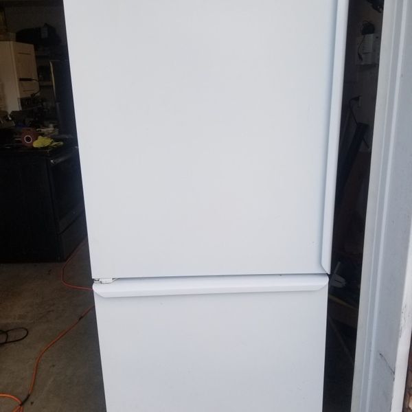 Free Kenmore 21 Cubic feet Refrigerator (Maybe Needs Repairing) for