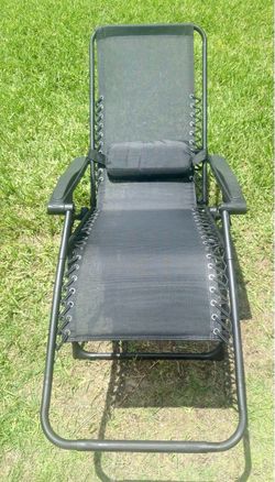 Selling a portable black lounge chair.
