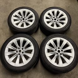 20” Staggered Tesla Rims And Tires 