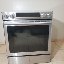 Beautiful and modern Samsung stove with 5 burners and a conventional oven.