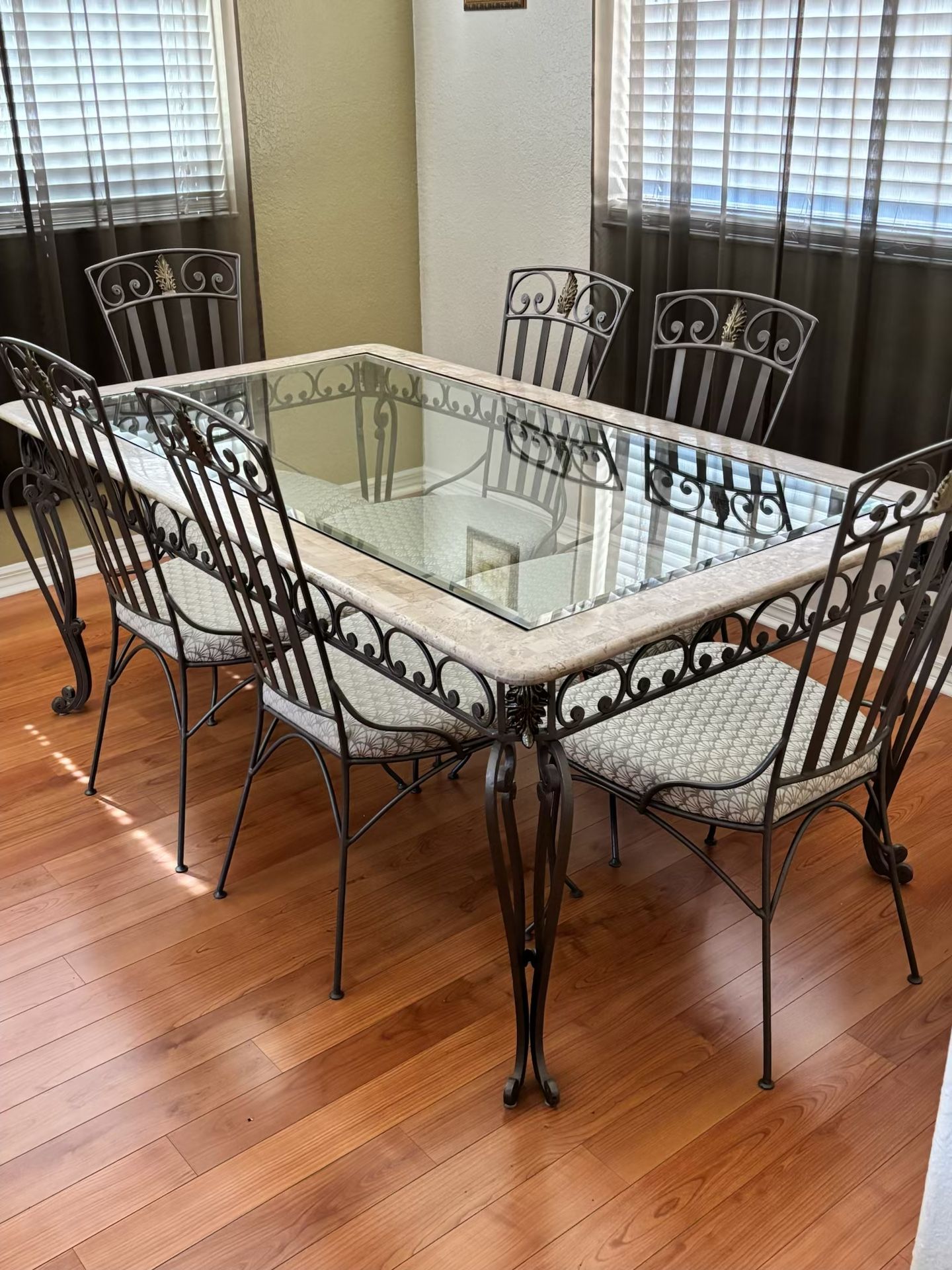 Dinning Table. W/Matching Coffee Table