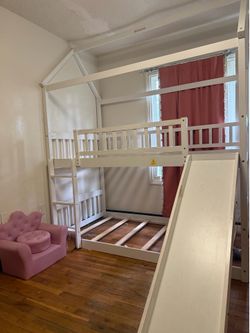 Twin bunk bed