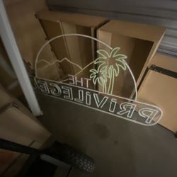 Neón Sign For A Cave