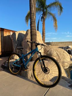 27.5 Diamondback mountain bike selling as is $175 or best offer needs a tune up has been sitting for 5”4 to 5”9 rider pick up only located in Murrieta