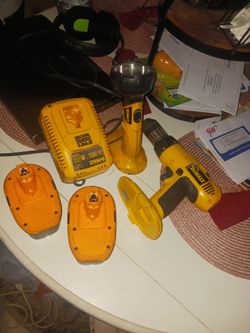 NEW 5PC DEWALT TOOL SET 2 BATTERYS 1 CHARGER 1 DRILL 1 FLASHLITE ALL WORK GREAT 70 FIRM