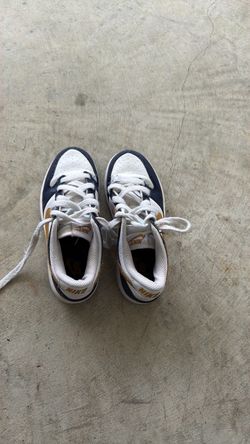 Tennis shoes