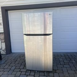 LG Refrigerator With Icemaker