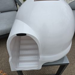White Igloo Cat Litter Box