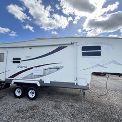 2005 Forest River 28’ FifthWheel 