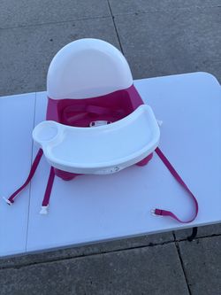 Tray feeding strapped booster seat
