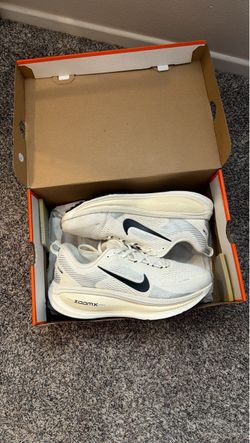 Nike Vomero Running Men Size 8 & Women Size 9.5