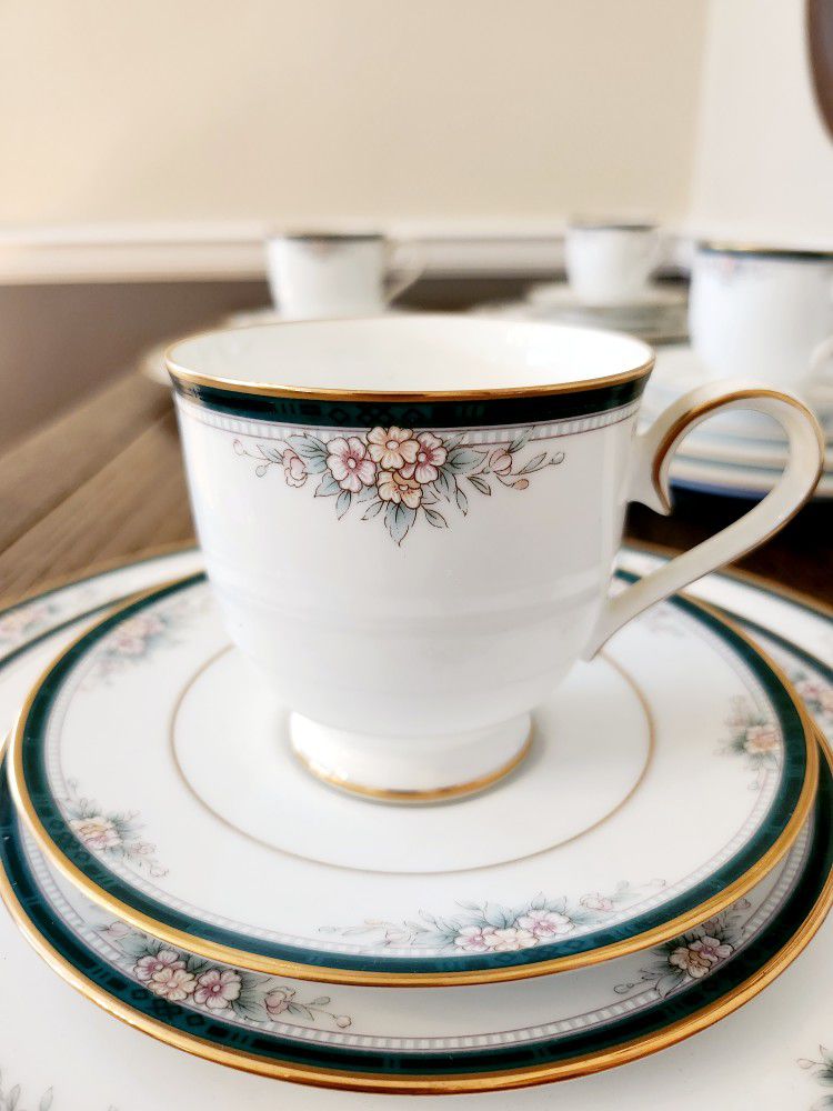 Noritake Porcelain China Set (20p)