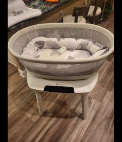 Mamaroo Sleep Bassinet used