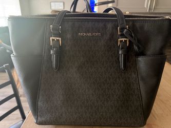 Micheal Kors medium size purse