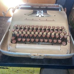 Vintage Tower President Portable Typewriter W/case 1950’s
