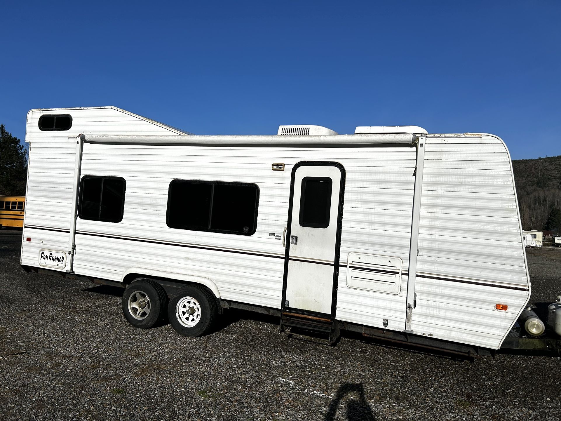 2001 Carson Fun Runner 25' body 28' total