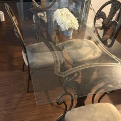 Amazing DiningTable w/ 2 extra Stool