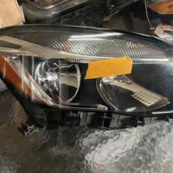2018 Mercedes Benz GLA 250 Passenger Side Headlight Oem 