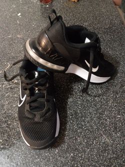 NIKE TENNIS SHOES FOR MEN SIZE 9 AND 1/2