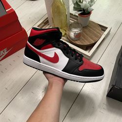 Jordan 1 Mid 