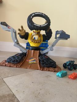Hot Wheels Monster Trucks Arena Smashers MEGA-Wrex Vs. Crushzilla