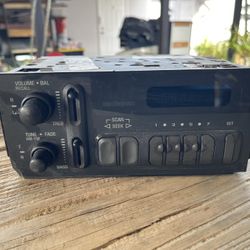1995 -96 Chevrolet caprice Radio AM FM Stereo Opt UM7 OEM GM parts unit