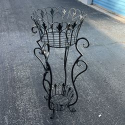 Black Metal Garden Plant Stand Pot Planter Stand Holder! Some rust sturdy.  Holds 13in pot 36in tall