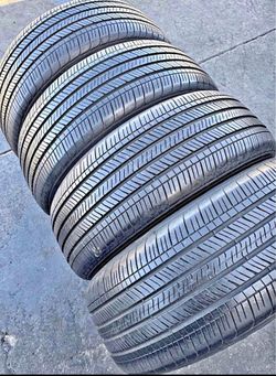 225/60r18 marca DUNLOP con 80% de Vida las 4