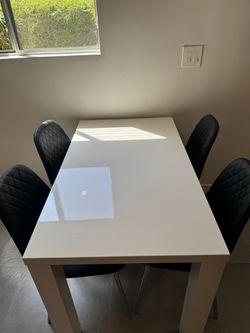 Modern White High-Gloss Dining Table – $175 – PICKUP ASAP