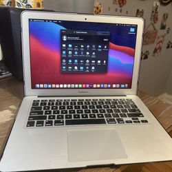 MacBook Air 13” (Early 2014) – i5 / 4GB / 128GB SSD – Excelente batería 