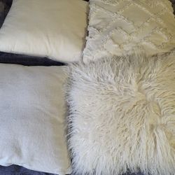 4 decorative pillows
