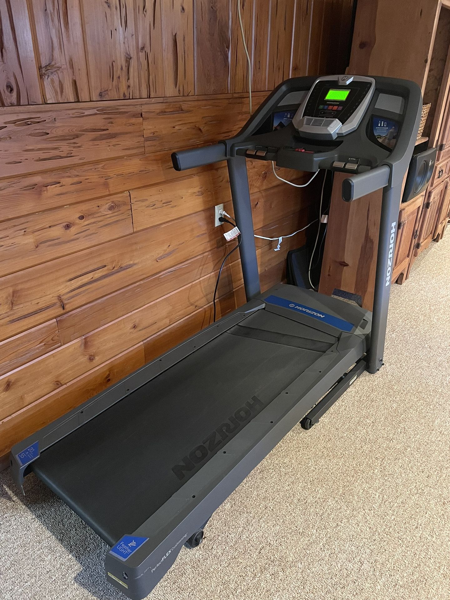 LIKE NEW! HORIZON Treadmill T101-04