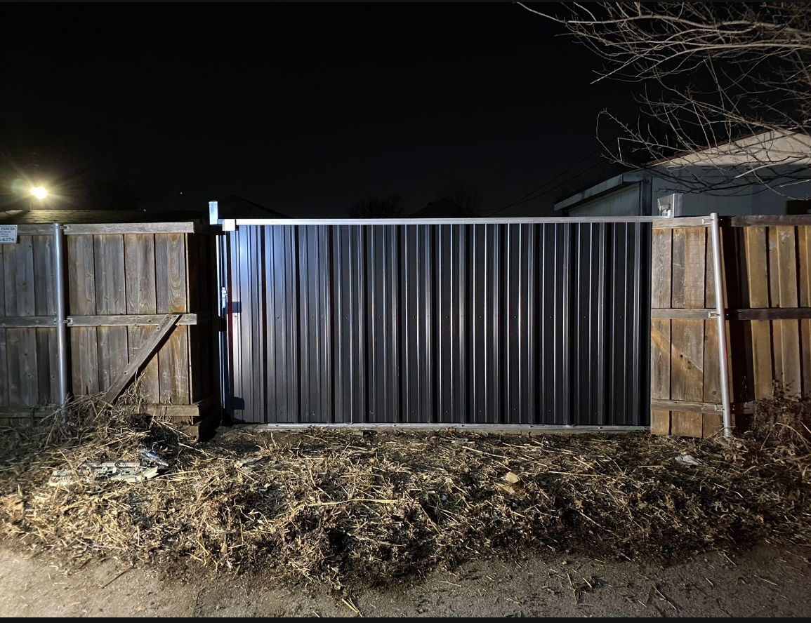 Metal Sliding Gate / Puerta Corrediza de Metal