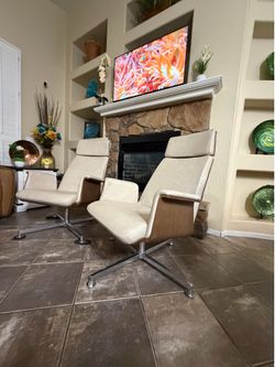 Beautiful set of two Madrid lounge Ejecutive chairs in excellent condion