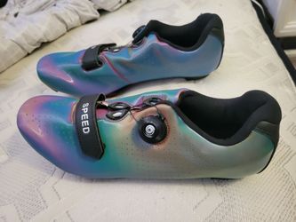 Cycling shoes with cleats