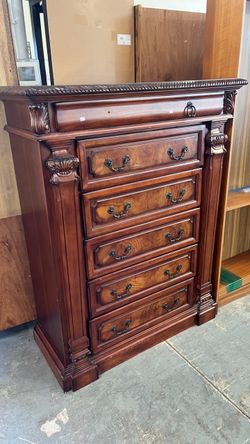 (In store) Traditional Tallboy Dresser