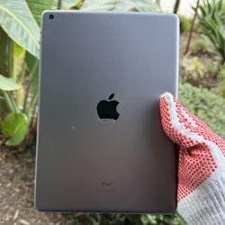 iPad 8th Gen 128gb WiFi 72% Battery Health 