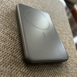 MagSafe-style magnetic portable charger