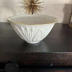 Beautiful Lenox  Ivory/Gold Trim Bowl 